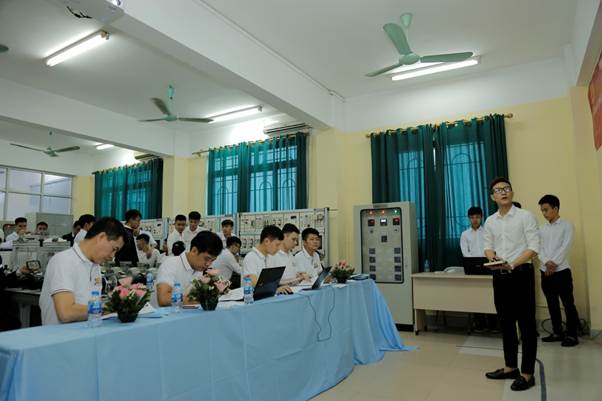 Khoa Điện tổ chức kỳ bảo vệ đồ án tốt nghiệp cho các lớp đại học chính quy khóa 10