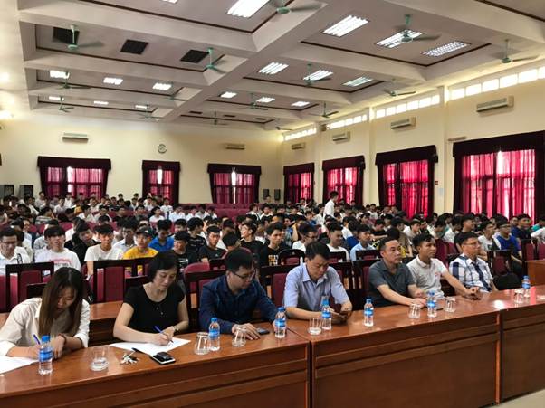 Khoa Điện tổ chức gặp mặt các lớp Đại học K13 chuyển từ Hà Nam về học tập tại cơ sở Hà Nội