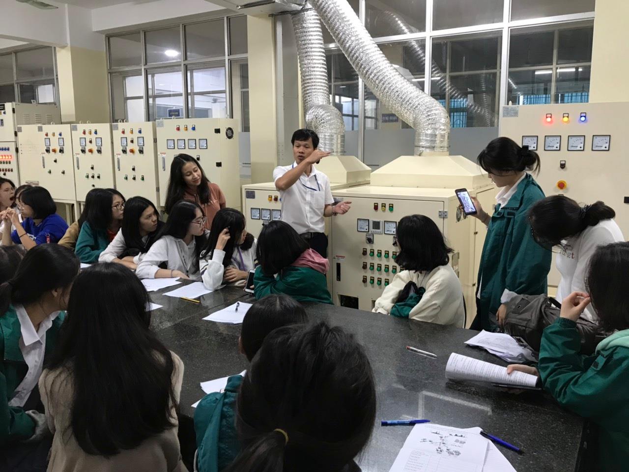 Học tập trải nghiệm của học sinh khối 12 trường THPT Nguyễn Tất Thành tại khoa Điện - Đại học Công nghiệp Hà Nội