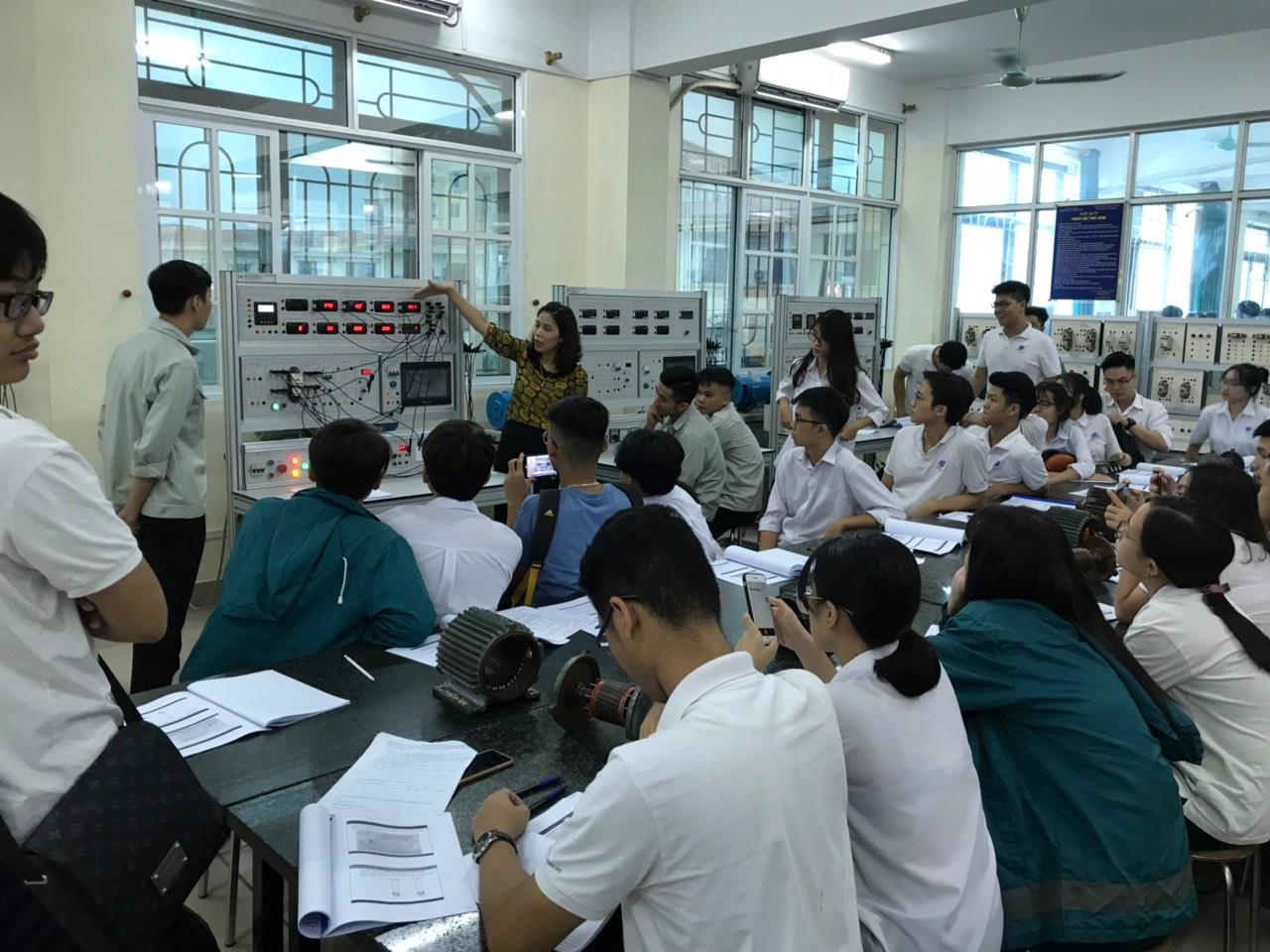 Học tập trải nghiệm của học sinh khối 12 trường THPT Nguyễn Tất Thành tại khoa Điện - Đại học Công nghiệp Hà Nội