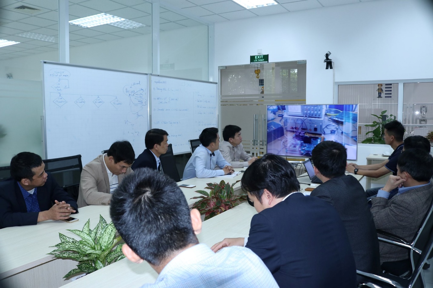 Khoa Điện làm việc với Ban Robot & Tự động hóa nhà máy thuộc Công ty TNHH ABB Việt Nam