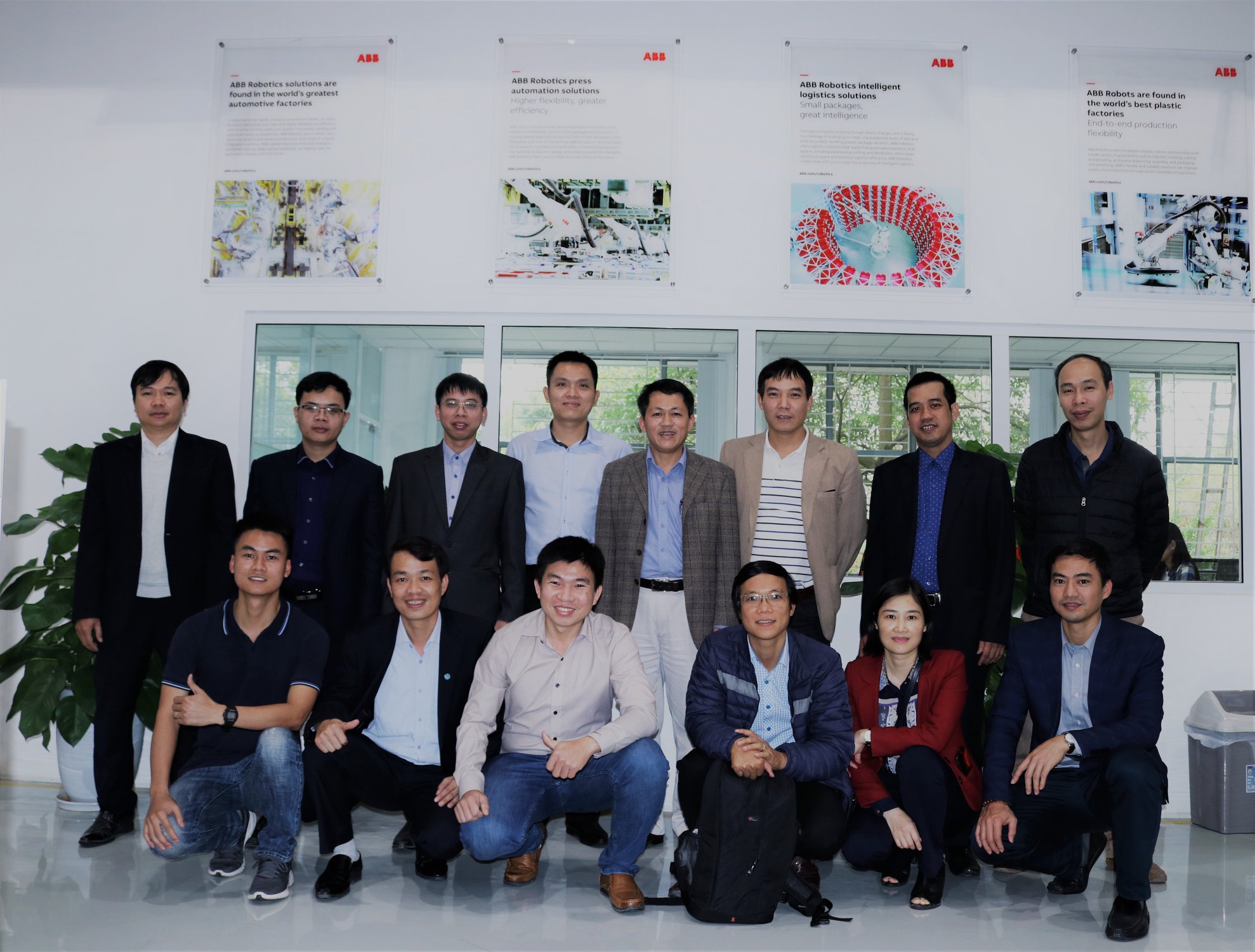 Khoa Điện làm việc với Ban Robot & Tự động hóa nhà máy thuộc Công ty TNHH ABB Việt Nam