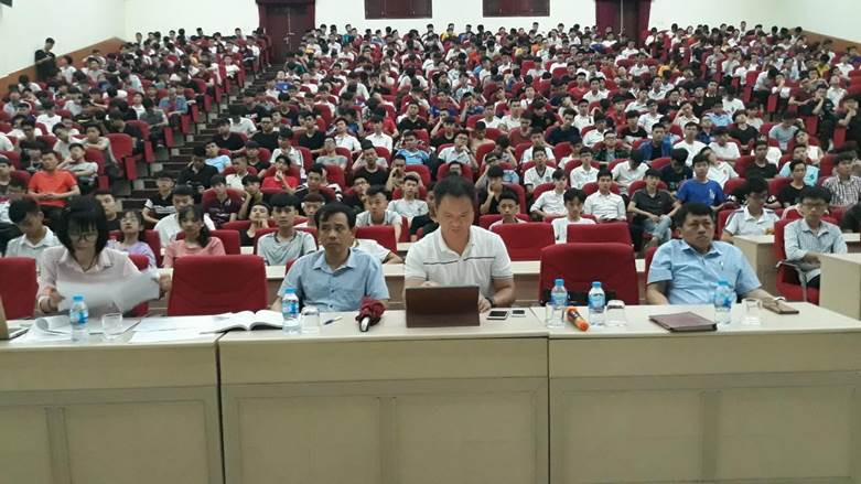 Khoa Điện tổ chức sinh hoạt lớp và cố vấn học cho các lớp Đại học K14 trước khi đăng ký và học tập tại cơ sở Hà Nội