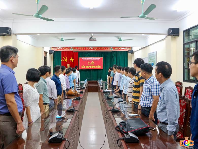 Chi bộ khoa Điện kết nạp đảng viên mới và sinh hoạt định kỳ tháng 8 năm 2020
