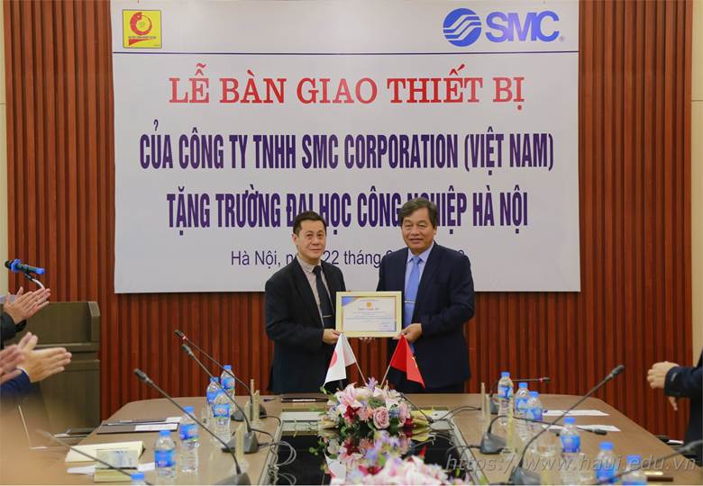 Lễ bàn giao thiết bị phòng Thực hành tự động hóa và khí nén (SMC Automation Lab) do Công ty SMC Corporation Việt Nam tài trợ