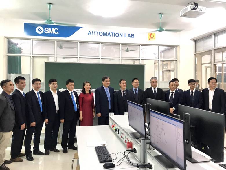 Lễ bàn giao thiết bị phòng Thực hành tự động hóa và khí nén (SMC Automation Lab) do Công ty SMC Corporation Việt Nam tài trợ