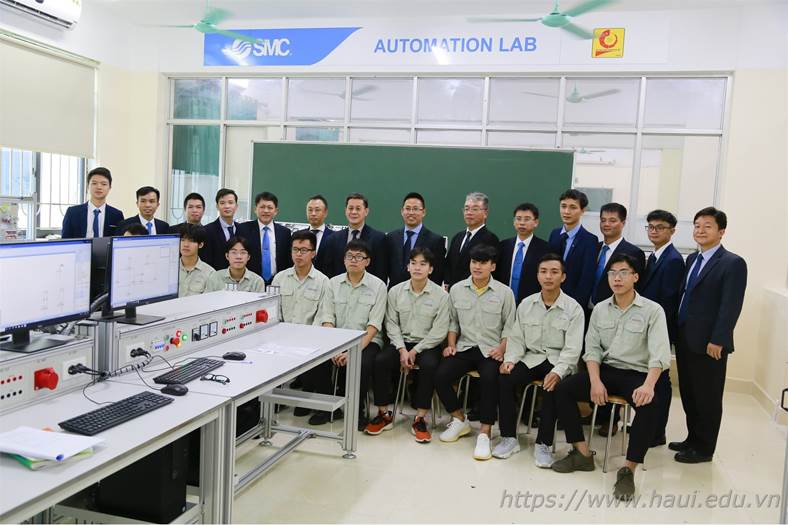 Lễ bàn giao thiết bị phòng Thực hành tự động hóa và khí nén (SMC Automation Lab) do Công ty SMC Corporation Việt Nam tài trợ