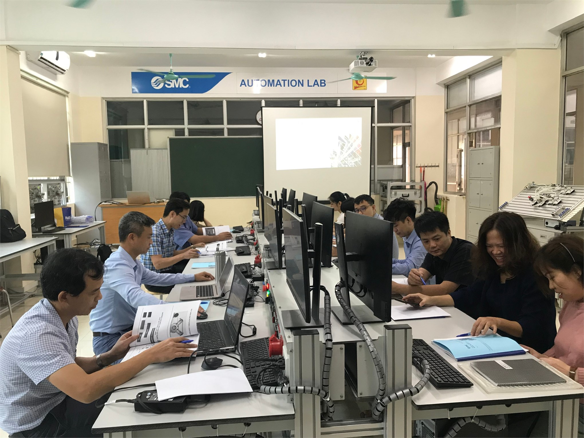 Khóa tập huấn đào tạo chuyển giao kỹ thuật phòng thực hành tự động hóa và khí nén do Công ty SMC Corporation Việt Nam tài trợ