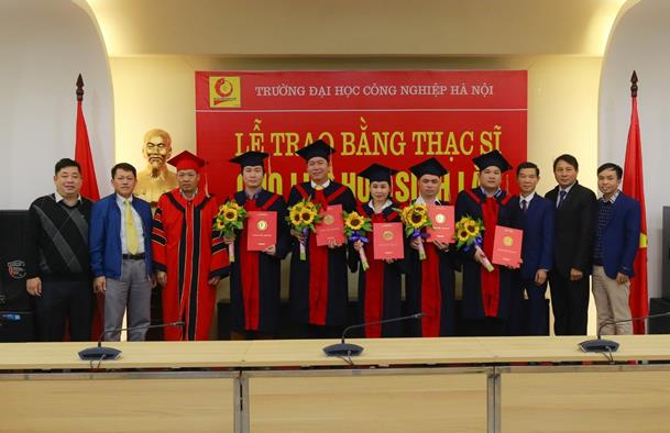 Lễ trao bằng Thạc sĩ cho các lưu học viên Lào